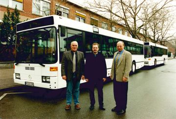 Klaus Zickenheiner und Betriebsleiter Klaus Mann bei der Übergabe neuer Busse